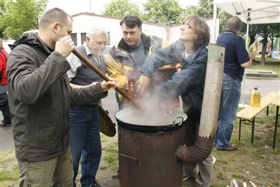 Kollektív gulyásfőzés