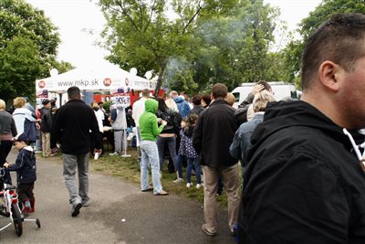 Hosszú sor az MKP-sátornál