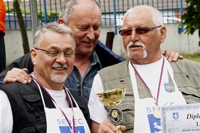 A győztes csapat a polgármesterrel