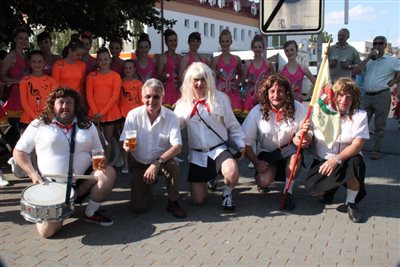Kőszegi barátaink a hölgykoszorúval
