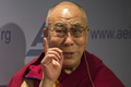 Dalai Láma: hagyjuk abba az imádkozást Párizsért...